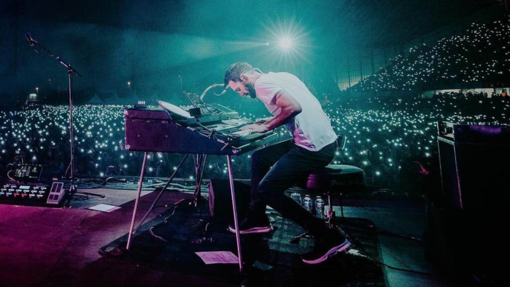 Johnny McDaid performing at piano