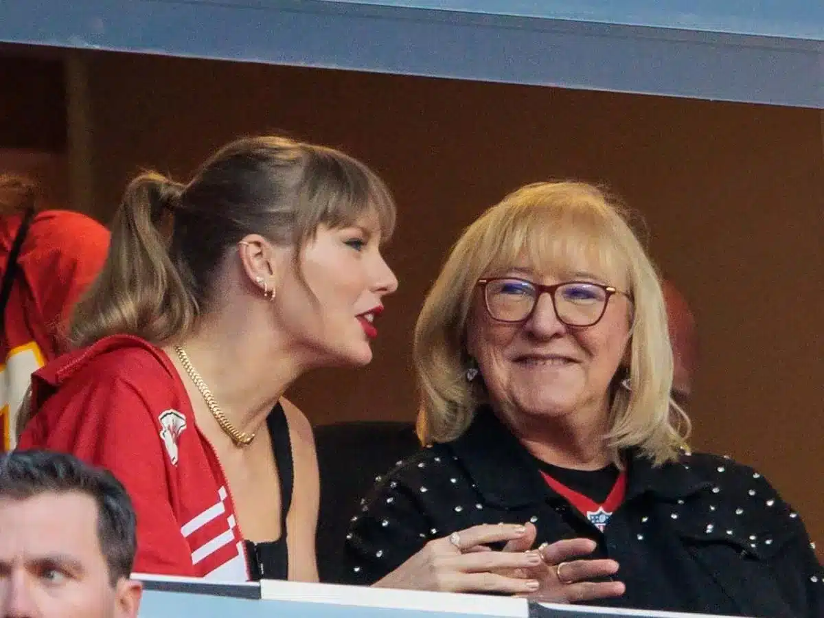 Taylor Swift and Donna Kelce meeting